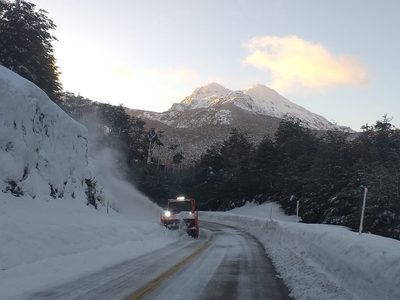 Despejaron la nieve en algunas rutas y pasos pero continúan los problemas para poder circular