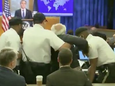 Embajada de Rusia en México exhibe a EU por expulsar a periodista de conferencia