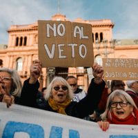 Jubilados vuelven a marchar al Congreso contra el veto presidencial