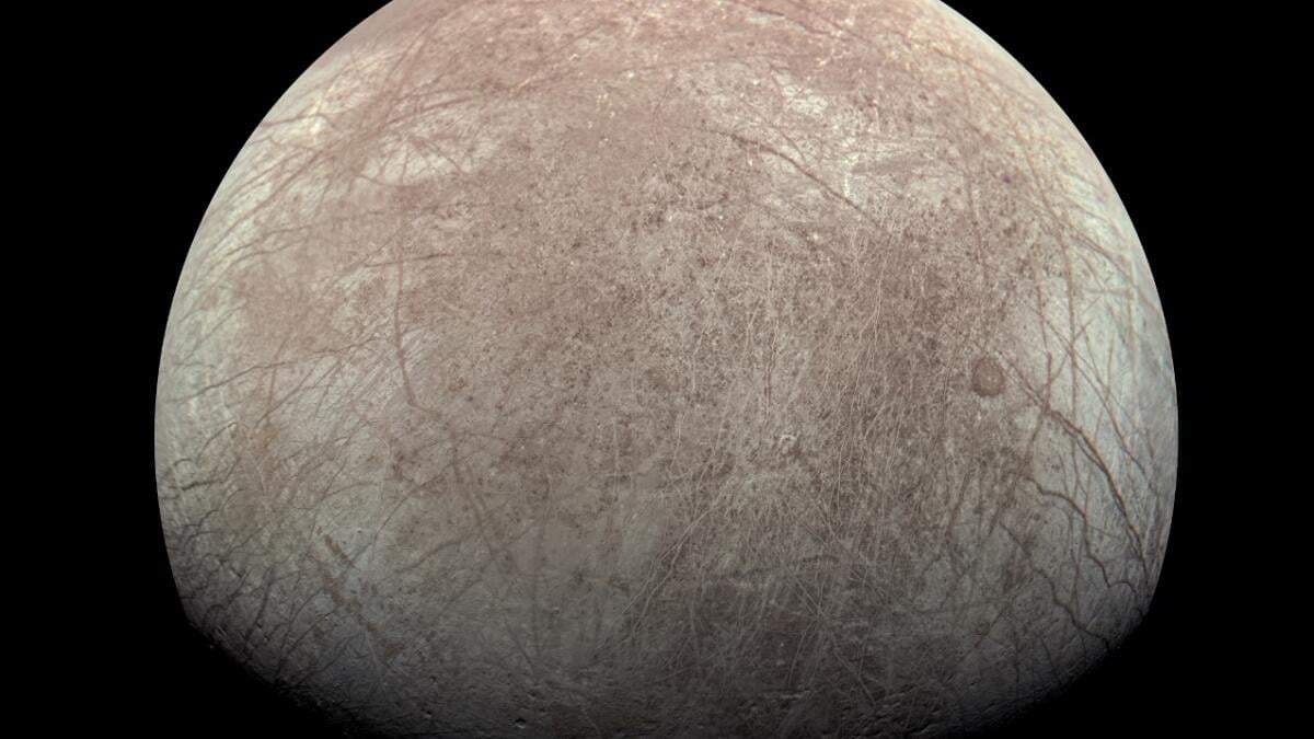 Esta imagen proporcionada por la NASA, procesada por Kevin M. Gill, muestra la luna Europa de Júpiter, fotografiada por la nave espacial Juno el 29 de septiembre de 2022, con el norte a la izquierda. Una investigación publicada el lunes 4 de marzo de 2024 sugiere que hay menos oxígeno en la superficie helada de Europa de lo que se creía, lo que podría afectar a las posibilidades de que haya vida en el océano subterráneo del satélite