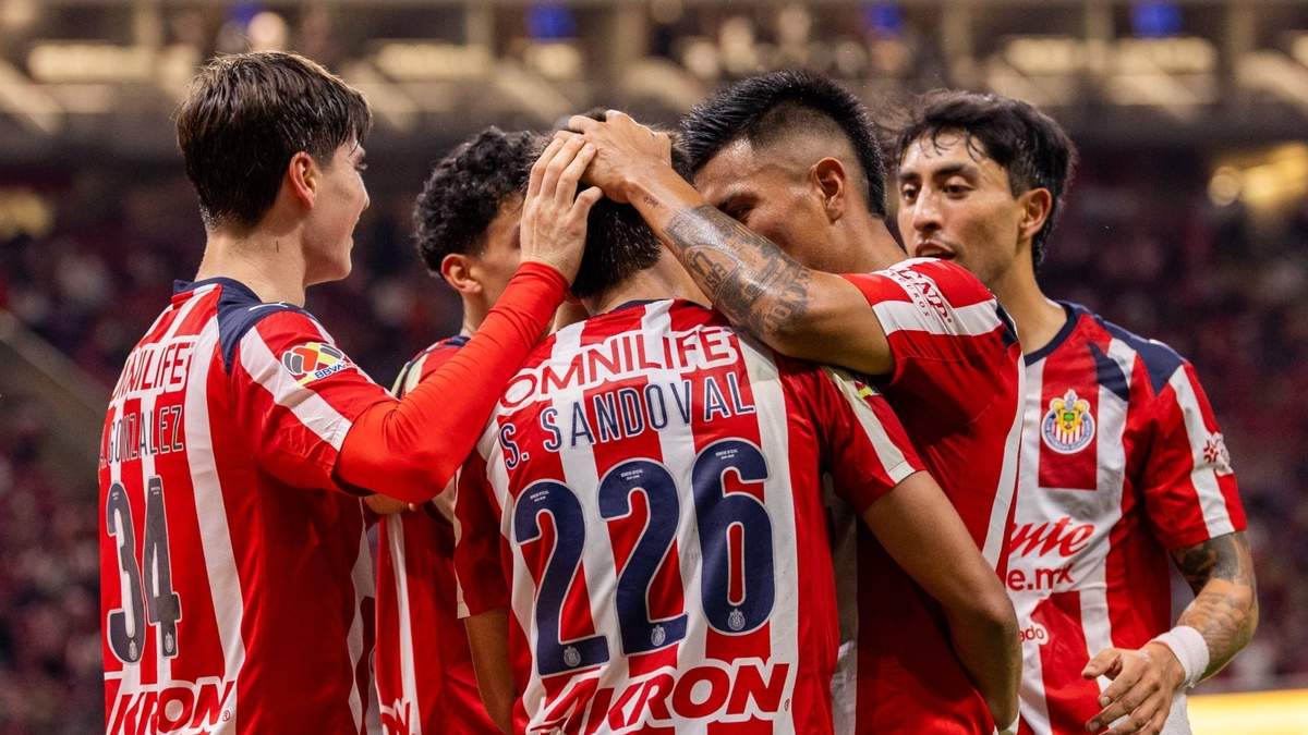 Jugadores de Chivas celebran el gol de Santiago Sandoval