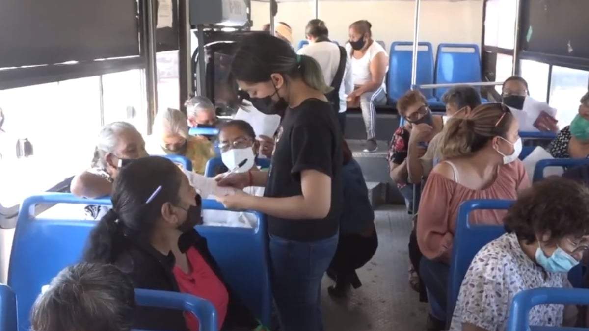 Camila y su madre incluso gestionaron apoyo para trasladar a los adultos mayores a los centros de vacunación
