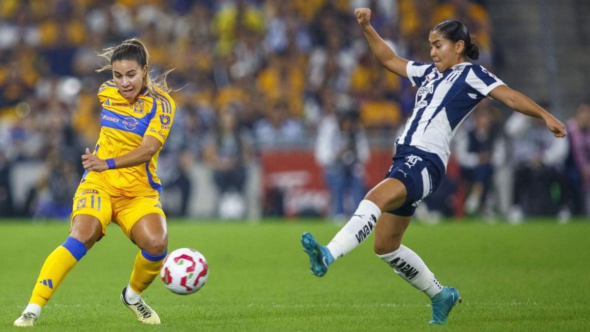 Lydia Rangel de Tigres Femenil, se disputa el balón con Dania Pérez de Rayadas, en el estadio BBVA