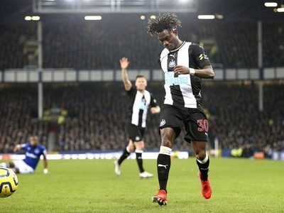 Rescatan al futbolista Christian Atsu tras quedar atrapado en un edificio derrumbado en Turquía