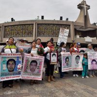 Celebran misa por los 43 de Ayotzinapa en el altar principal de la Basílica de Guadalupe (Fotogalería)