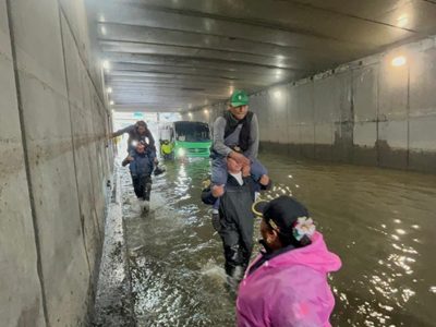 Lluvias en CDMX dejan 63 encharcamientos,10 árboles caídos y pasajeros atrapados en un bajo puente