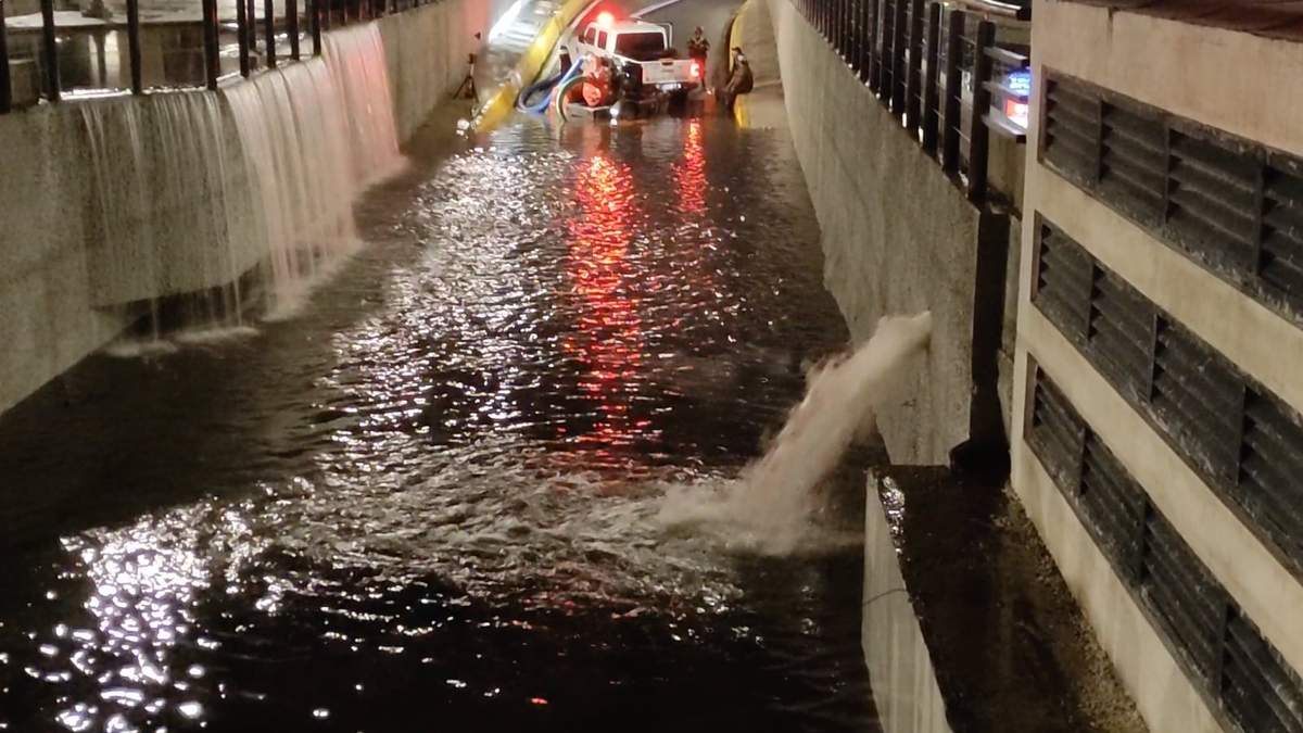 Inundación en el desnivel del Paseo 5 de Febrero en Querétaro, tras las lluvias del jueves 3 de julio de 2025