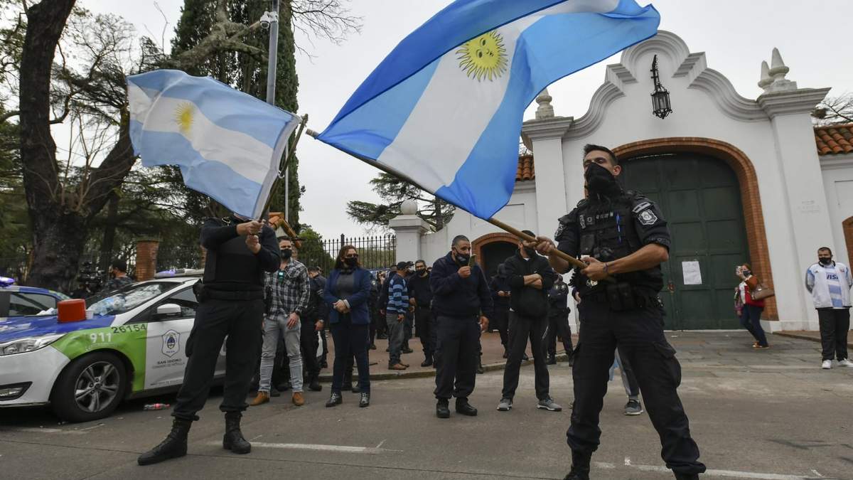 La Policía Bonaerense reclamando frente a la Quinta de Olivos. Fuente: (Twitter)