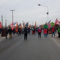 Atención: el puente que une Neuquén con Cipolletti está cortado por una manifestación