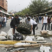 Opositores bloquean vías de Caracas en repudio a la Constituyente de Maduro