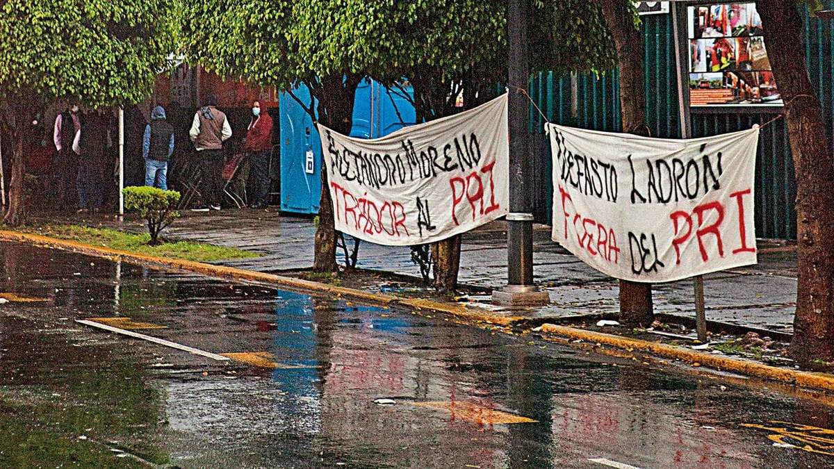 Plantón en la sede del PRI