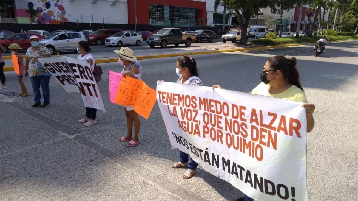 Manifestantes en la Costera Miguel Alemán