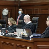 Senadores de Morena buscan eliminar el uso de la toga en la Corte: “simboliza la justicia de antes”