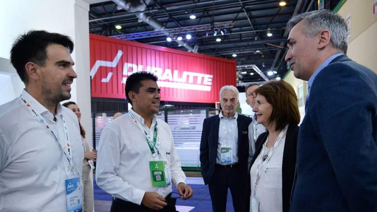 Patricia Bullrich y Francisco Sánchez en la Expo Oil & Gas. Fuente: (Twitter)