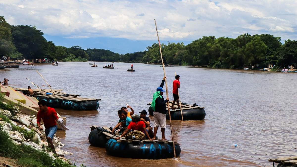 Migrantes llegan por la frontera sur del país