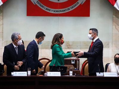 Murat destaca la "mano amiga" de AMLO en su quinto informe; oposición le refuta