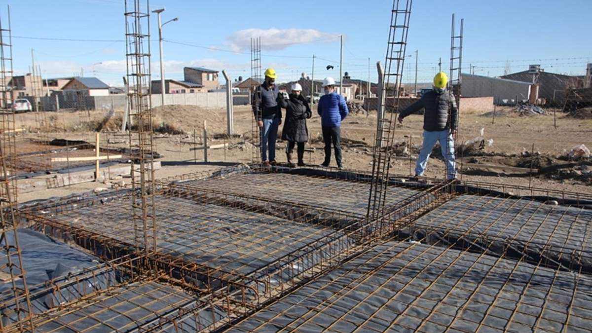 El intendente Koopmann, junto a funcionarios municipales, recorriendo la obra. Fuente: (Twitter).