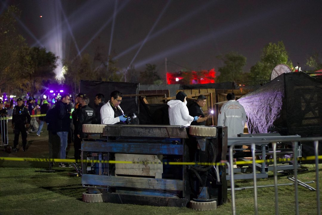 La grúa caída en el Axe Ceremonia. Foto Cuartoscuro.