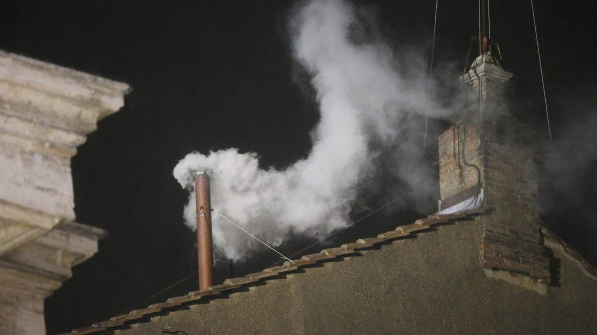 Humo blanco se ve saliendo de la chimenea de la Capilla Sixtina y anunciando que se ha elegido un nuevo papa, el miércoles 13 de marzo de 2013