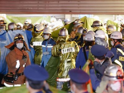 Terror en un tren de Tokio: el atacante vestido como el "Joker" quería que lo condenaran a muerte