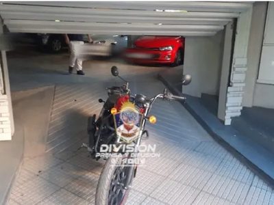 Atraparon a un hombre que tenía prisión domiciliaria pero estaba robando una moto