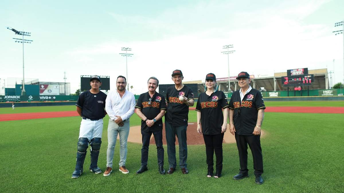 Lanza Américo primera bola en partido de la Liga Mexicana de Beisbol