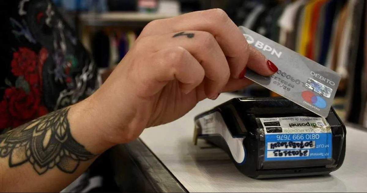 El comisario de Cutral Co afirmó que los comerciantes cometen una infracción al no pedir la identificación en las compras con tarjeta. Fuente: (Facebook)