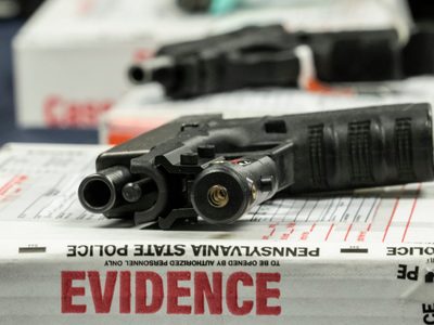 Informe expone cómo armas compradas en el sur de EU terminan en escenas de crimen del norte