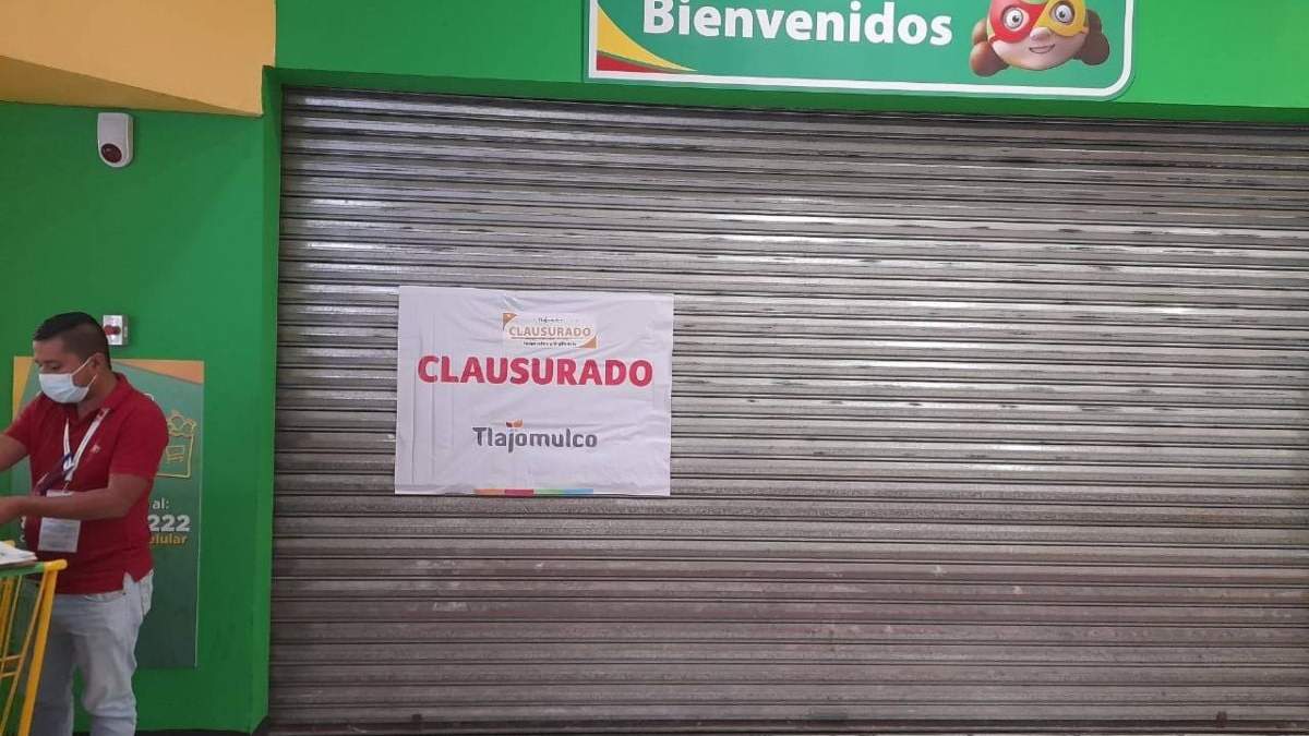 La Bodega Aurrera clausurada se ubica en el centro comercial Multiplazas del Valle, de Tlajomulco de Zúñiga