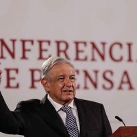 AMLO adelanta que una mujer sustituirá a Delfina Gómez en la SEP
