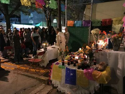 Con juguetes, dulces y libros, recuerdan a los niños del Rébsamen (Videos)