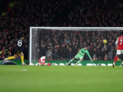 Manchester United derrota 3-2 al Arsenal y abre la carrera por el título de la Premier League