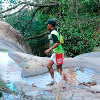 Indígenas rarámuris se imponen en el Ultramaratón de los Cañones en Chihuahua