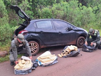 Encontraron un auto abandonado con 126 kilos de marihuana en su interior