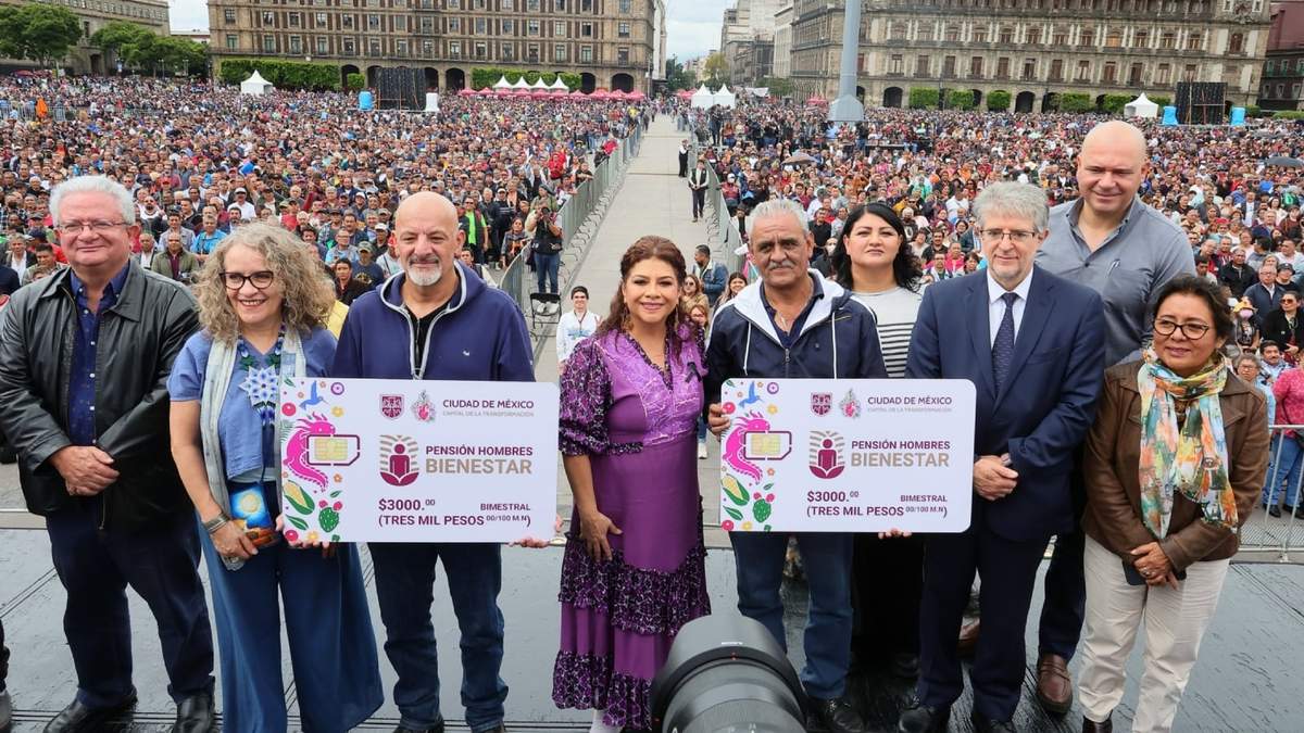 Clara Brugada durante la entrega de programas sociales