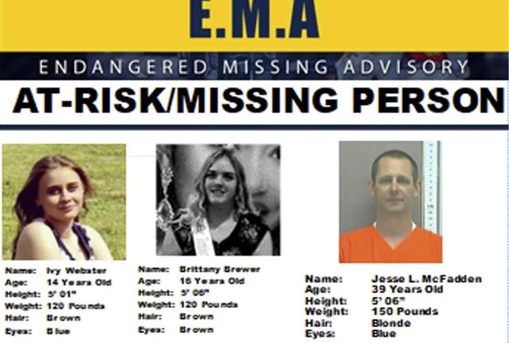 Carteles de búsqueda de Ivy Webster, de 14 años; Brittany Brewer, de 16, y Jesse McFadden que fueron reportados como desaparecidos