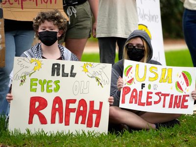 Policía arresta a 33 manifestantes al desmantelar acampado propalestino en universidad en Washington