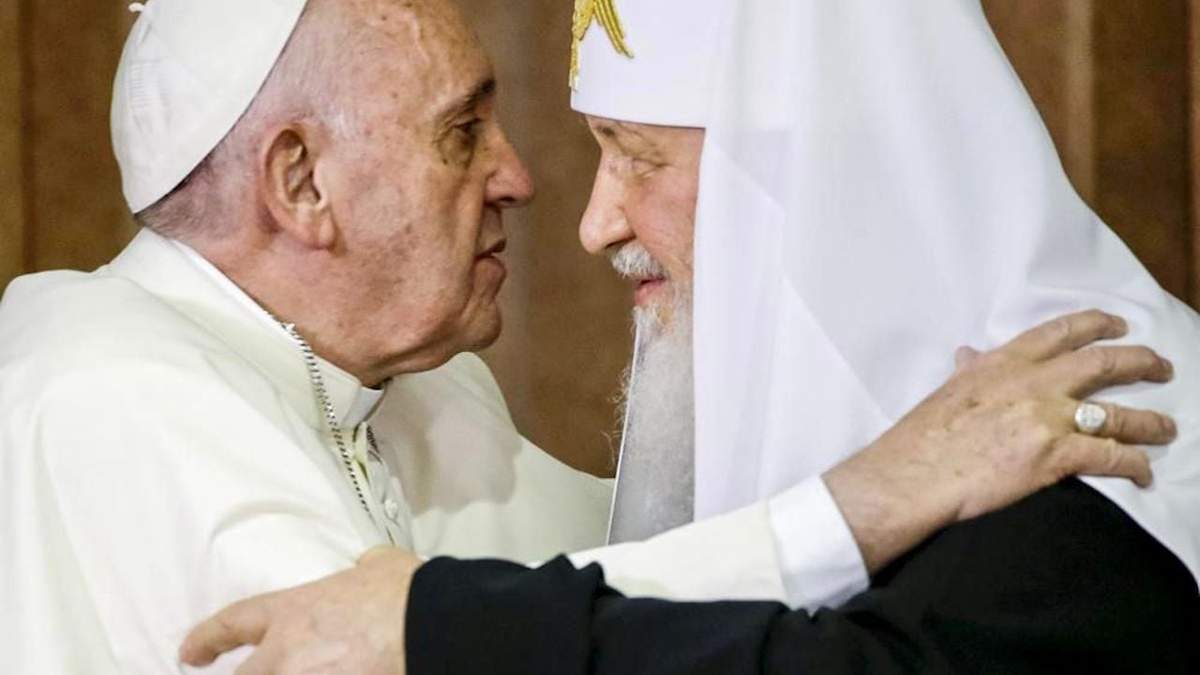 En imagen de archivo del 12 de febrero de 2016, el papa Francisco abraza al patriarca Cirilo, líder de la Iglesia Ortodoxa Rusa, en La Habana