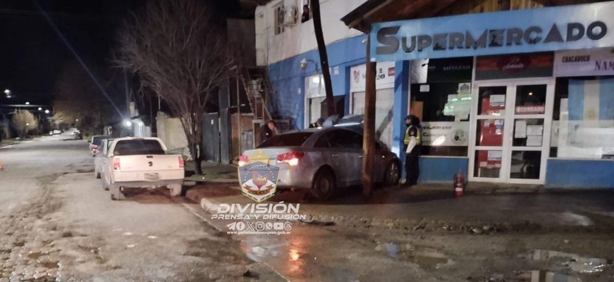 El Chevrolet, descontrolado, se incrustó contra un supermercado. Fuente: (Policía de Neuquén)