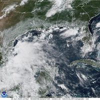 Se forman tormentas tropicales Barry y Flossie frente a costas de México. Estas son sus trayectorias