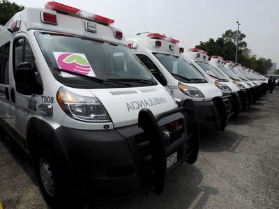 Arrendadora de ambulancias le falla al ISSSTE y la premian con más contratos