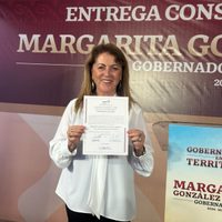 La morenista Margarita González Saravia recibe su constancia de mayoría