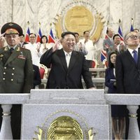 Militares rusos y chinos acompañan a líder norcoreano Kim en desfile militar con misiles