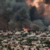 El fuego golpea las puertas de Atenas: luchan por apagar los incendios que rodean la capital griega