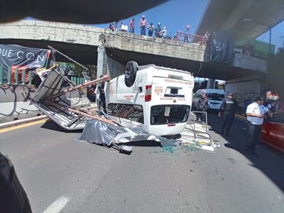 Combi cae desde un puente vehicular en Tlalnepantla; cierran carriles centrales de Periférico