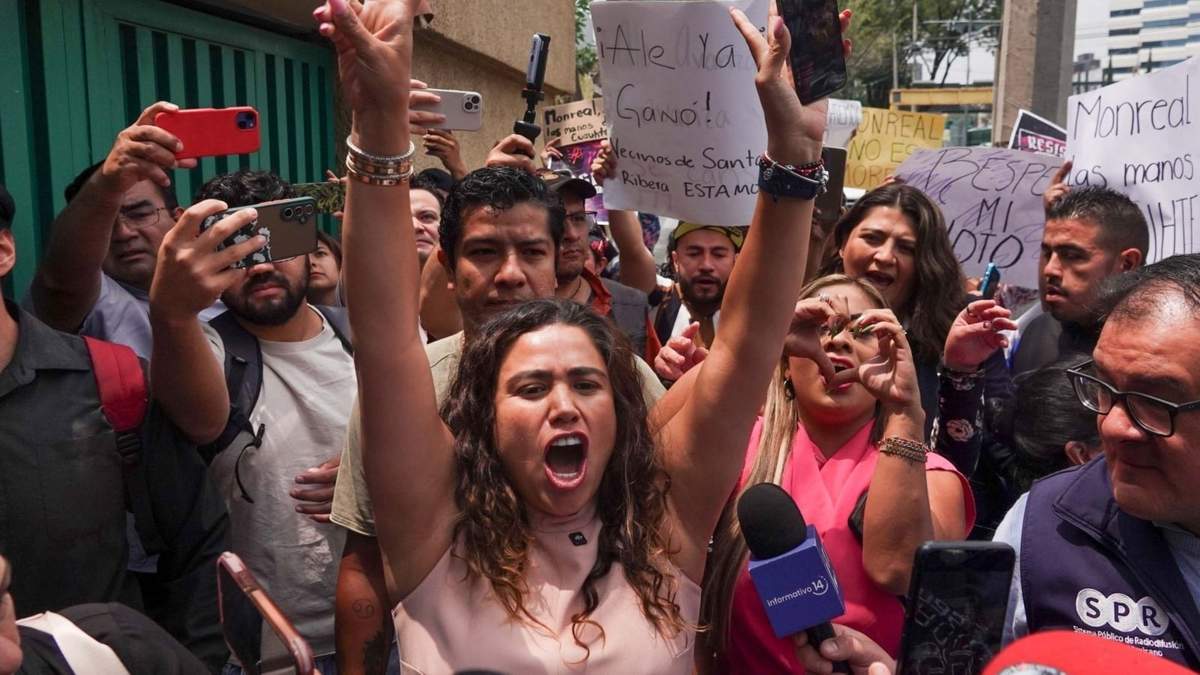 Catalina Monreal entre los manifestantes