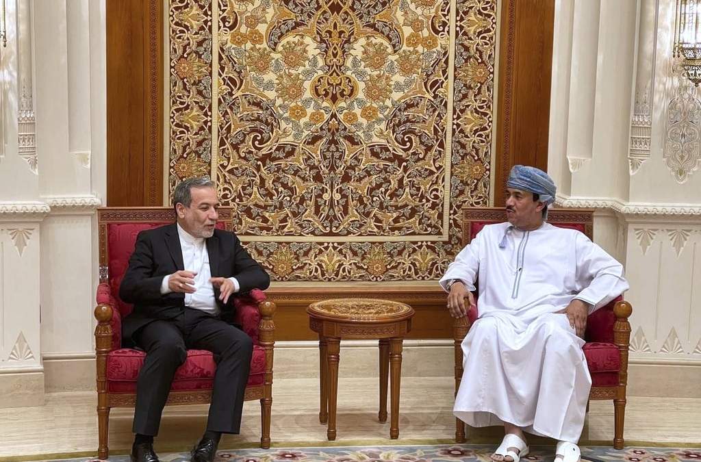 El ministro de Asuntos Exteriores iraní, Abbas Araghchi, y su homólogo de Omán, Badr al-Busaid, hablan en Mascate, Omán, el viernes 25 de abril de 2025, un día antes de las negociaciones con el enviado estadunidense para Oriente Medio, Steve Witkoff