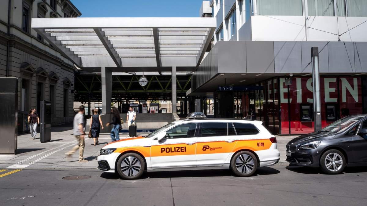 Un vehículo policial, estacionado frente a la estación de tren de Winterthur tras una ataque en las instalaciones, en Winterthur, Suiza, el 28 de mayo de 2026
