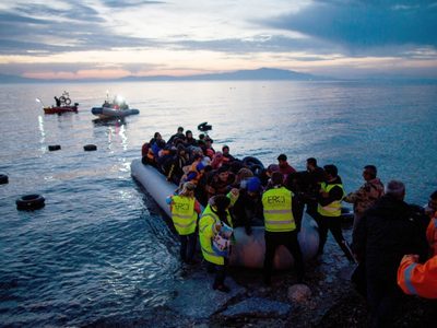 Indignante: Grecia devuelve una embarcación llena de migrantes por el mar Egeo