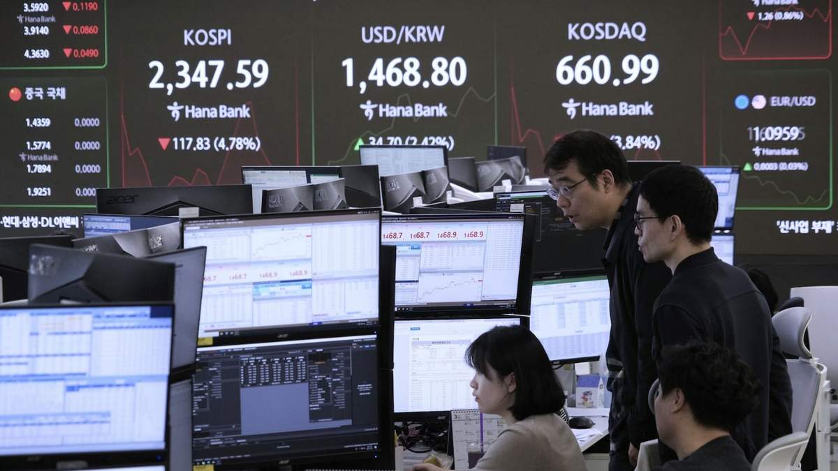 Operadores observan las pantallas en la Bolsa de Valores de Corea del Sur, el lunes 7 de abril